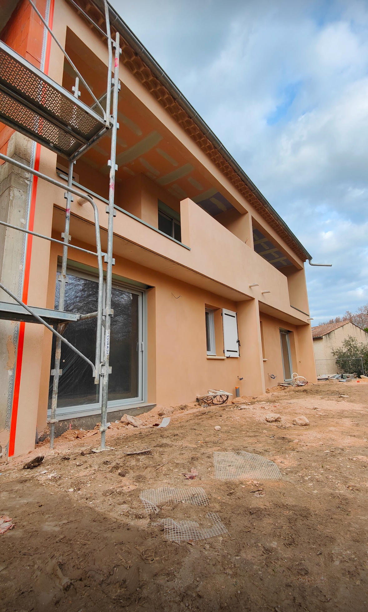 Rénovation Façade Résidentielle Roaix - Ravalement complet avec nettoyage et peinture